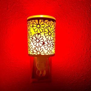 Scentsy BRIGHTEN MY DAISY Mini Warmer.